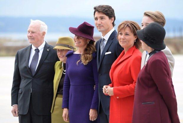 <p>Kraliyet ailesini karşılamak için Kanada Başbakanı Justin Trudeau ve eşi Sophie Gregoire Trudeau da hazır bulundu.</p>
