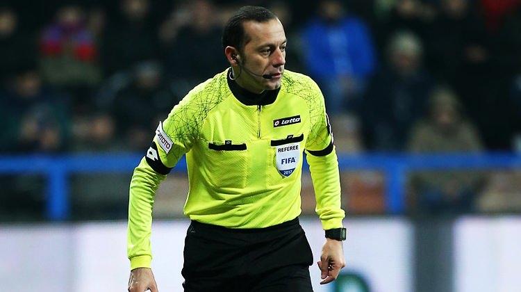 <p>'Ne hakem be!' Ama böyle bir maç yönetirsen oyuncuya sorulur mu denir? Neden oldu. Herkesin aklında doğal olarak şu ortaya çıktı 'orada golü verdi etkisinde kaldı bu saçmasapan penaltıyı verdi.' Dünya markasının gözümüzün önünde eriyip gittiğini görüyorum çok üzülüyorum. Umarım geri dönüş vardır burdan...</p>
