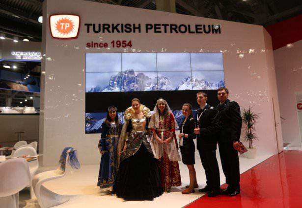 <p>Dünyanın en kapsamlı ve geniş katılımlı petrol buluşması olan "21. Dünya Petrol Kongresi"nin yapıldığı fuar alanında katılımcı ülkeler stantlarını kurdu. </p>