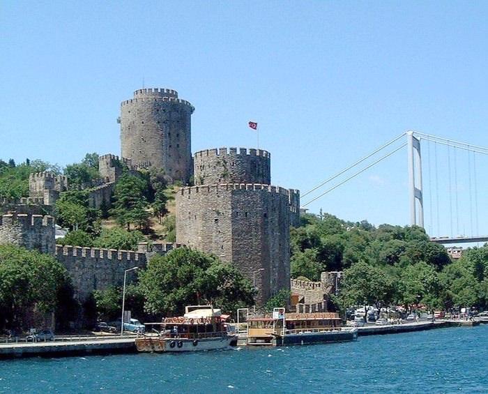 <p>Anadolu Hisarı Yıldırım B.tarafından, Rumeli Hisarı Fatih Sultan Mehmet tarafından yaptırılmıştır.</p>
