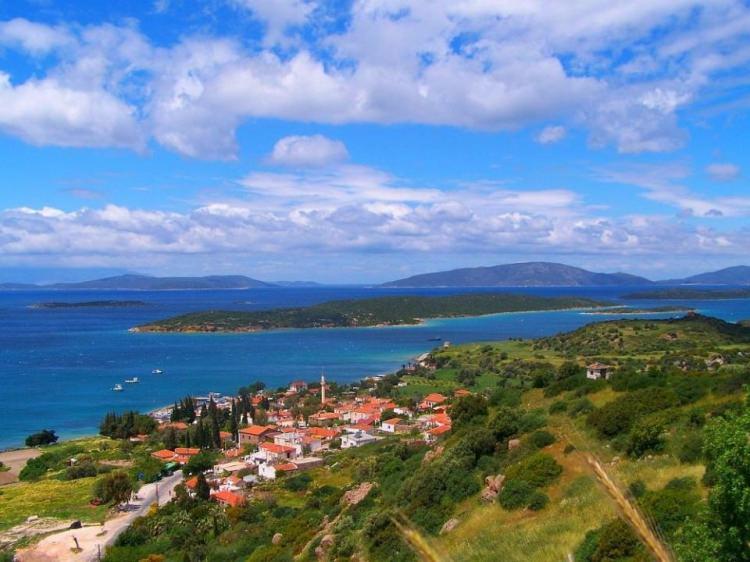 <p>Türkiye'nin ilk turistik yerleşim yeri Çeşme'dir.</p>