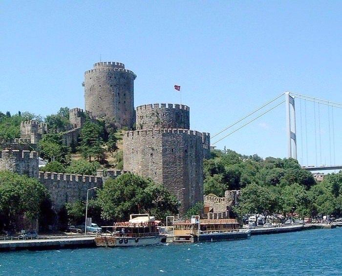 <p>Anadolu Hisarı Yıldırım B.tarafından, Rumeli Hisarı Fatih Sultan Mehmet tarafından yaptırılmıştır.</p>
