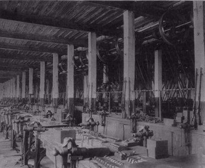 <p>İlk kumaş fabrikası Lale devri'nde İstanbul'da açıldı.</p>