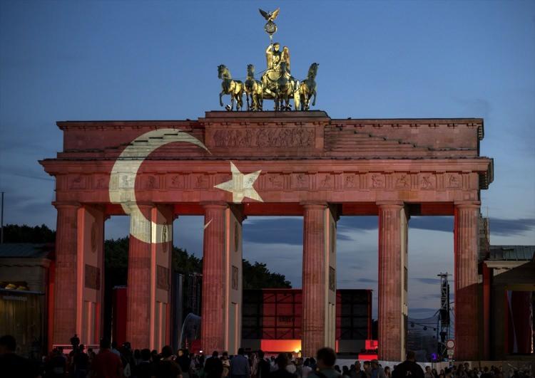 <p>Almanlar terörü böyle kınadı</p>

<p>Tarihi Bandenburg Kapısı Türk bayrağı renklerine büründü</p>

