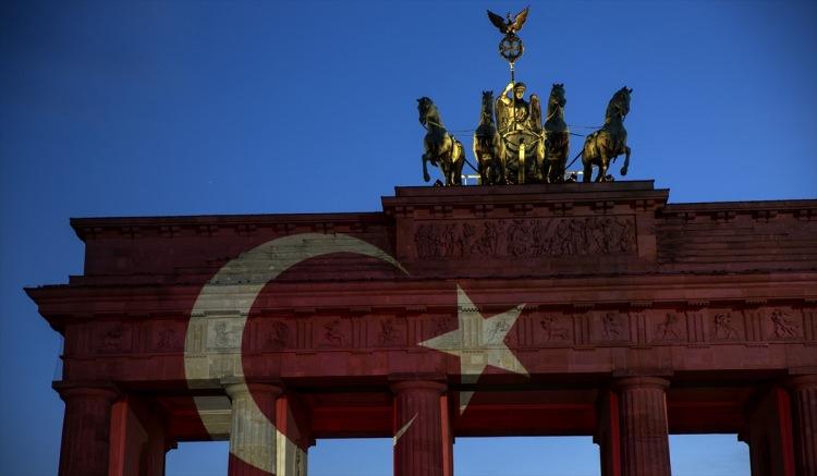 <p>(Brandenburger Tor) İstanbul'da Atatürk Havalimanı'nda düzenlenen terör saldırısı sonrasında Türk bayrağının renklerine büründü.</p>