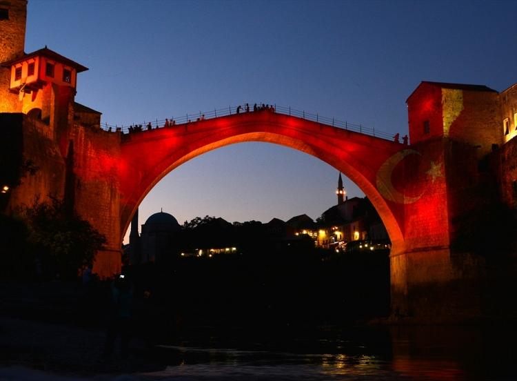 <p>Mostar Köprüsü kırmızı beyaz renklere büründü</p>
