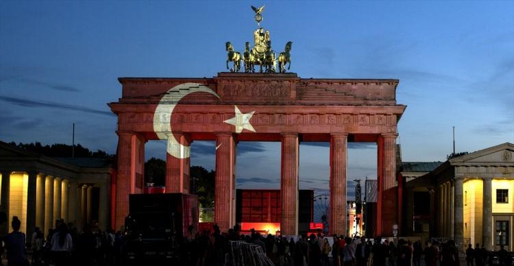 <p> Berlin'in kardeş şehir İstanbul ile dayanışma içinde olunduğunu göstermek amacıyla Berlin'deki tarihi Brandenburg Kapısı bu akşam Türk bayrağının renkleriyle ışıklandırıldı.</p>