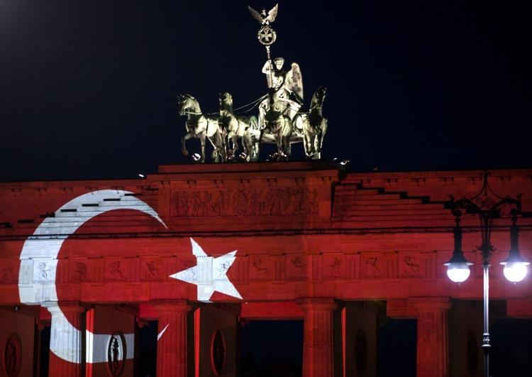 <p>Almanya’nın başkenti Berlin’in en önemli sembollerinden olan tarihi Brandenburg Kapısı, </p>