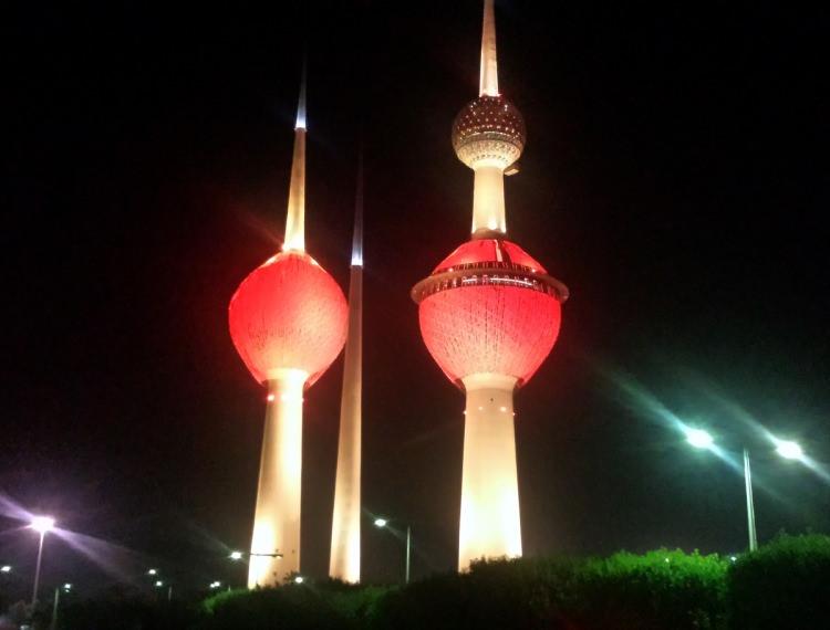 <p>Atatürk Havalimanı'ndaki hain saldırı sonrası dünyadaki birçok ülke kırmızı-beyaz renklerine boyandı.</p>

<p>Kuveyt Kuleleri Türk bayrağının renkleriyle ışıklandırıldı</p>

<p> </p>
