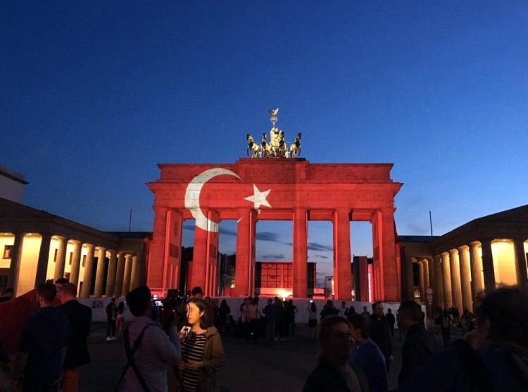 <p> Kapı aydınlatıldığı sırada çok sayıda kişi Brandenburg Kapısı'nın bulunduğu Pariser Meydanı’nda toplandı.</p>