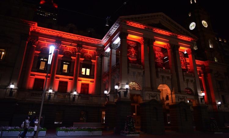 <p>Avustralya'nın Victoria eyaletinde bazı binalar kırmızı-beyaz ışıklandırıldı</p>

<p> </p>
