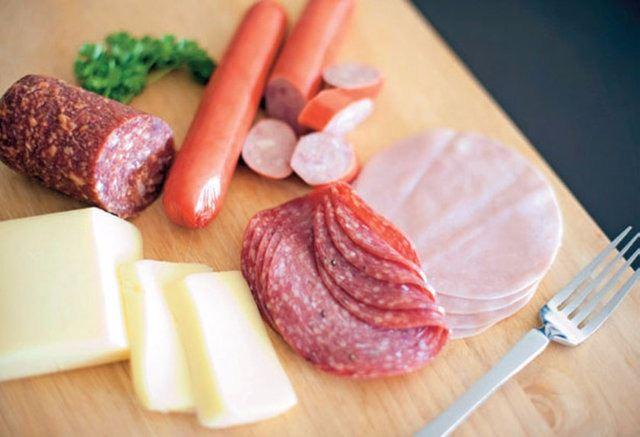 <p>Alman kahvaltısı:</p>
<p>Peynir, sosis, sucuk, kaz ciğeri, patates, yumurta, esmer ekmek Alman kahvaltısının en sevilen lezzetleri arasında.</p>
