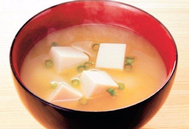 <p>Japon kahvaltısı</p>

<p>Japonya’da kahvaltının vazgeçilmezleri yeşil çay, buharda pişmiş pirinç, balık ile soya filizi ve fermente edilmiş fasulye ezmesiyle hazırlanan miso çorbasıdır.</p>

