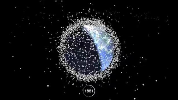 <p>Uydu ve diğer uzay araçlarından kalan hurdalar, Dünya’nın yörüngesinde çok ciddi kirlilik yaratıyor. NASA, durumu takip etmek ve olası riskleri önceden ölçebilmek amacıyla bu cumartesi yörüngeye bir gözlem uydusu gönderecek.</p>
