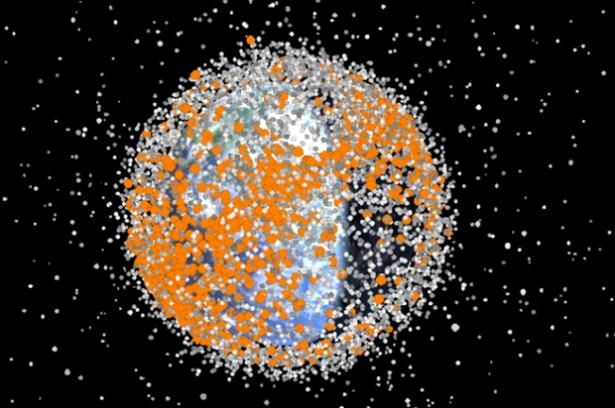<p>1957'den 2015'e dünya yörüngesinde biriken artık parçacıklarını görselleştiren Grey, bu artıkların Uluslararası Uzay İstasyonu'na çok ciddi zararları olduğunu belirtti. Yörünge etrafında son yıllarda giderek artan artık parçacılarının sayısı 2015 itibarıyla 500 bine ulaştı.</p>