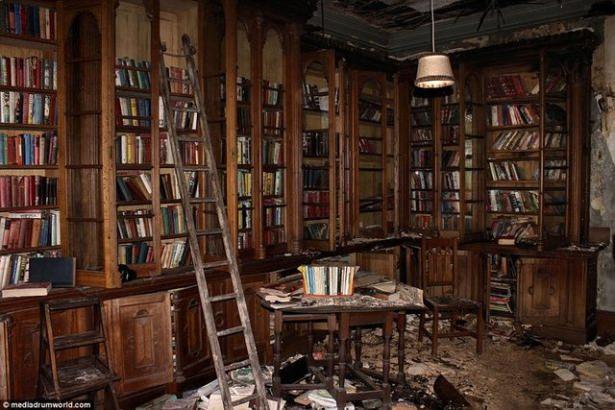 <p>İşte en son John Milton'dan kalan eşyalarla birlikte harabe olan evinden kareler...</p>
