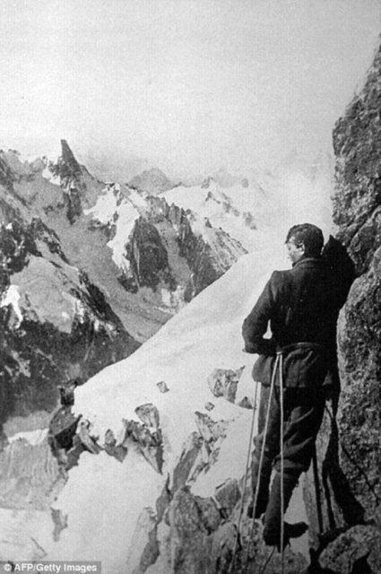 <p>Cheshire doğumlu George Mallory, bu konağın bacalarında ve çatısında ilk tırmanma deneyimlerini edinmiş ve dağcılık becerileri böylece gelişmişti.</p>