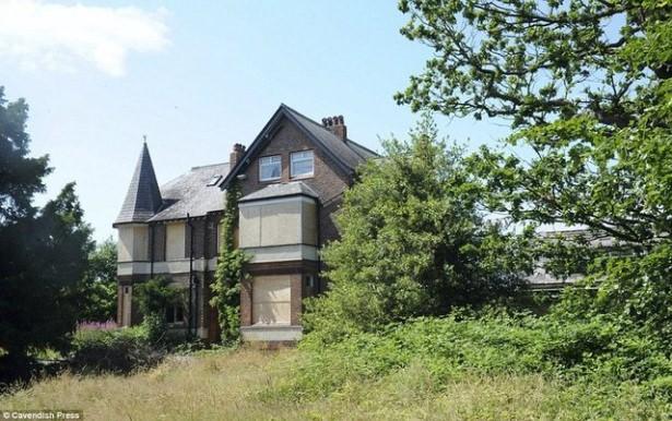<p>2011 yılında ev 1.500 Sterlin'den kiraya verilmiş ve harabe durumundaki evde yaşanamayacağı gerekçesiyle ev üzerinde kiralama sorunu ortaya çıktı.</p>
