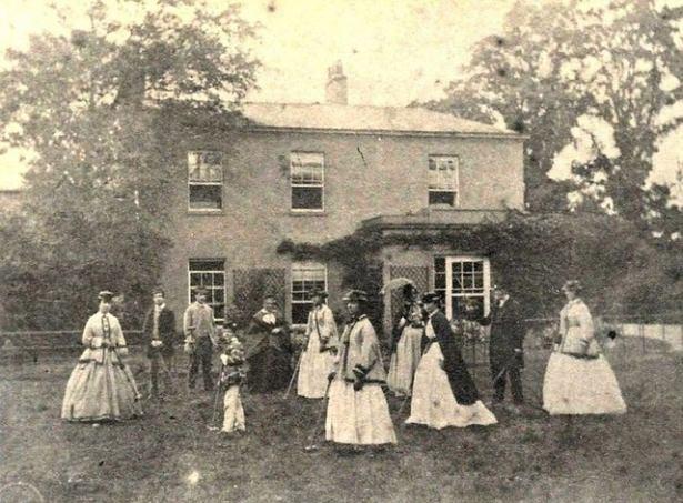 <p>1873 yılında savaş sonrası konağa yerleşen Mallory ailesinin evin önünde bu fotoğrafı çektirdi.</p>