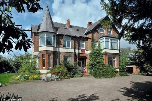 <p>Manchester Havaalanı patronların çatı ve baca sabitleme yönünde ve iç dekorasyonuna 5.000 Sterlin ödedi ama bütün bu çalışmalara rağmen evin içi hala harabe görüntüsünü koruyor.</p>

