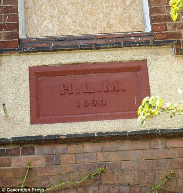 <p>Manchester Havaalanı patronların çatı ve baca sabitleme yönünde ve iç dekorasyonuna 5.000 Sterlin ödedi ama bütün bu çalışmalara rağmen evin içi hala harabe görüntüsünü koruyor.</p>