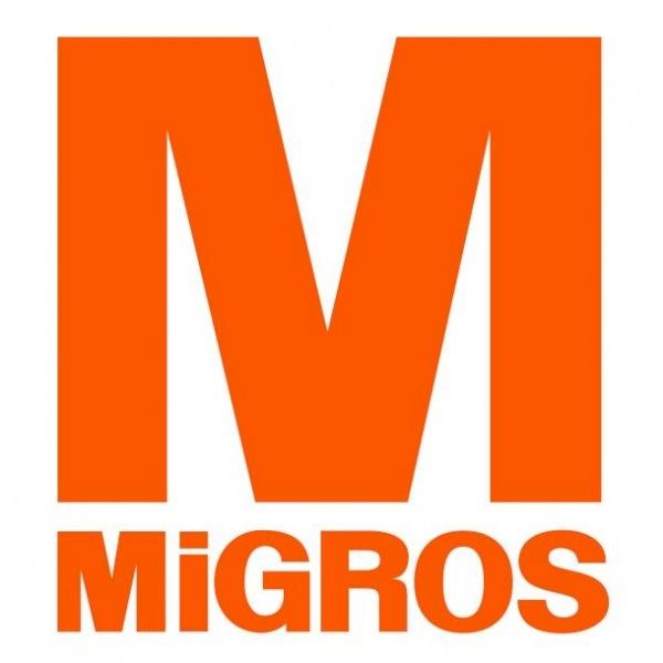 <p>1954 yılında İsviçre Migros Kooperatifler Birliği ve İstanbul Belediyesi'nin girişimleri ile kuruldu. Türkçe bir anlamı yok. Gıda ve tüketim maddelerini belediye kontrolü altında üreticiden toplayıp ve sağlığa uygun koşullarda ve ekonomik fiyatlarla İstanbullulara ulaştırma amacıyla kurulmuş. İlk zamanlar tüketim maddelerini İstanbullu tüketicilere 45 satış arabası ile ulaştırırken, daha sonra ilki 1957'de Balık Pazarı'nda Beyoğlu mağazası olmak üzere çeşitli semtlerde mağazalar açıldı. Migros bu dönemde İstanbulluların güvenini ve ilgisini kazandı.</p>
<p> </p>