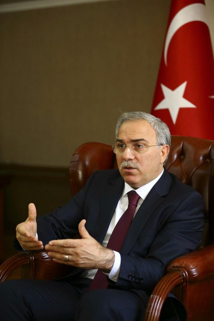 <p>Oldukça zor ve tehlikeli bir çalışma yaptıklarını kaydeden TOKİ Başkanı Ergün Turan, “Terör örgütlerinin artan faaliyetleri ve kontrolsüz geçişler nedeniyle ülkemizin 911 kilometrelik Suriye sınırında güvenlik çok önemli hale gelmiştir.</p>