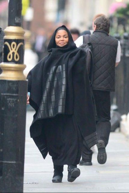 <p>Janet Jackson Müslüman olduktan sonra gözlerden uzak bir hayatı tercih ediyor.</p>
<p> </p>