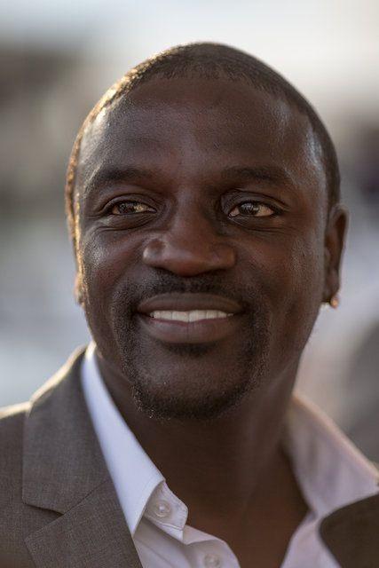 <p>Çok eşliliği savunan Akon eleştiri oklarının altında.</p>
<p> </p>