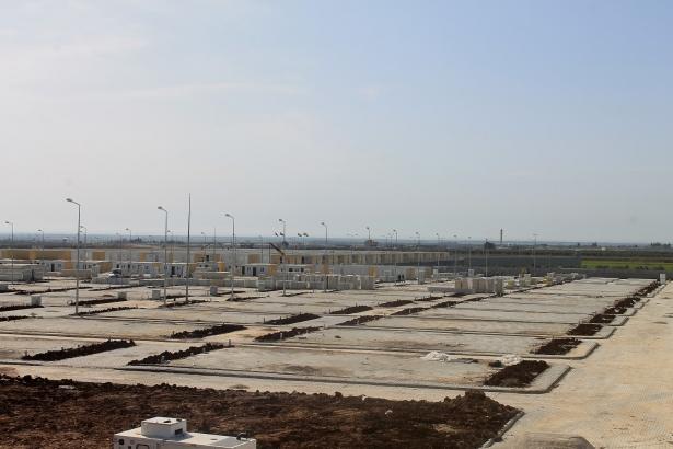 <p>İnşa edilecek yeni konteynerler çift katlı olarak projelendirilmiş olup ek alan üzerinde bin 250 adet çift katlı konteyner yerleştirilecektir. Genişleme çalışmaları için gerekli altyapı AFAD tarafından TOKİ aracılığı ile yaklaşık 14 milyon TL bedelle ihale edilmiş olup 2015 Mart ayı içerisinde yapımı tamamlanacaktır. Kampın kapasitesi 26 bine çıkmış olacaktır" dedi. </p>
