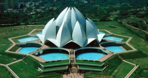 <p>Bahai Tarihi, 1844′te Bab’ın (Seyyid Ali Muhammed) yeni bir çağın gelmekte olduğunu ve yeni bir Peygamber’in geleceğini ilan etmesiyle başlar. Bahailiğin kurucusu, lakabı Bahaullah olan Mirza Hüseyin Ali’dir. <br />
 </p>
