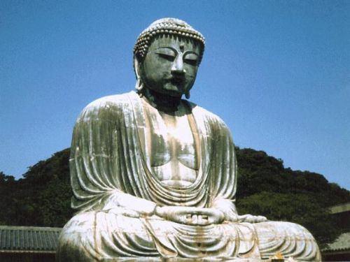 <p>Budizm’de öğretilerin ana çatısını, meditasyon gibi içe bakış yöntemleri, reenkarnasyon denilen doğum ölüm döngüsünün tekrarı ve karma denilen neden-sonuç zinciri gibi kavramlar oluşturmaktadır. <br />
 </p>
