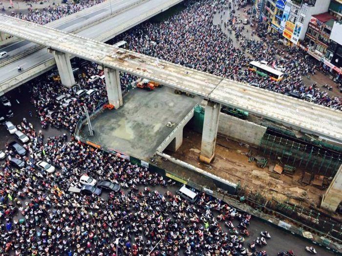 <p>Vietnam'ın başkenti Hanoi'de sıkışan motosiklet trafiği</p>
