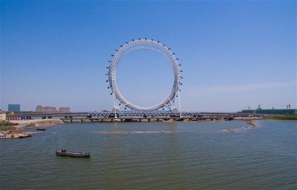 <p>Çin'in Weifang şehrinde Bailang Nehri Köprüsü'nün üzerine kurulan dönme dolabın ortasında destekleyici iskelet bulunmuyor. Bu özelliğiyle dünyada tek olan dönme dolabın, "Ejderha Omurgası" olarak adlandırılan çaprazlama çelik kirişler sayesinde iskeletsiz olarak durabildiği belirtildi.</p>

<p> </p>
