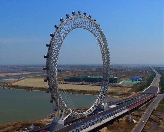 <p>Dönme dolabın, 145 metrelik yüksekliğiyle İngiltere'de bulunan London's Eye (Londra'nın gözü) dönme dolabından bile daha yüksek olduğu kaydedildi. Dünya basını Çin'in yeni dönme dolabının, Londra'nın Gözü'nü tahtından edebileceğini dile getirdi.</p>

<p> </p>
