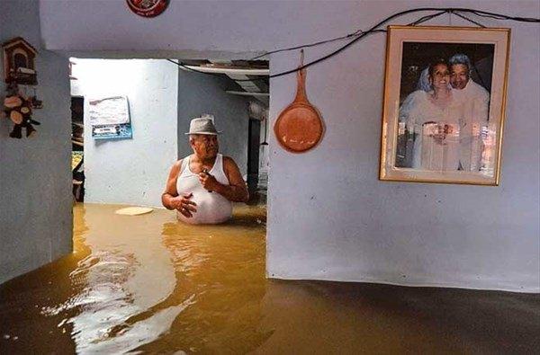 <p>Kolombiya'da yaşanan yoğun yağmurlar sonucu taşan Cauca Nehri birçok evin su basmasına sebep oldu.</p>

<p> </p>
