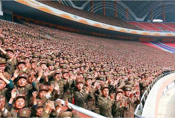 <p>Kore Halk Ordusu üyeleri Kim Jong Un için tezahürat yapıyor.</p>

<p> </p>
