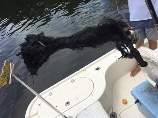 <p>Oltasına isabet eden yıldırım sonucu yara almadan kurtulan balık&ccedil;ılar, g&ouml;rd&uuml;kleri manzaraya&nbsp;inanamadılar.<br />
&nbsp;</p>
