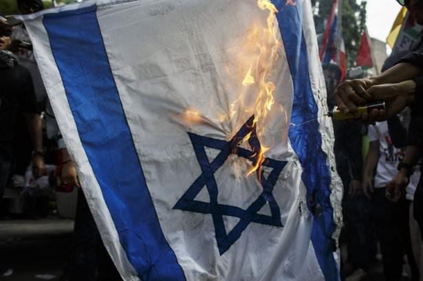 <p>Hindistan’dan Almanya’ya, Yunanistan’dan Venezuela'ya, Fransa’dan Amerika Birleşik Devletleri’ne kadar dünya genelinde düzenlenen protestolarda yüzbinlerce kişi İsrail’in Gazze’ye yönelik saldırılarını derhal durdurması için haykırdı.</p>
