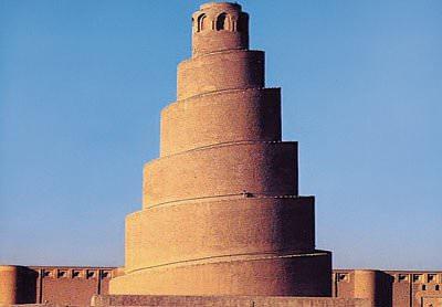 <p><strong><em>Ne zaman bir İslam şehri canlansa gözümüzde, İlla ince uzun siluetiyle minareler vardır o manzarada. Dünyadan minare manzaraları..</em></strong><br />
<br />
<strong>Samarra Cami-i Kebiri</strong></p>

<p>Bağdat/IRAK:<strong>​</strong></p>

<p>847-852 yılları arasında Abbasi Halifesi Metevekkil tarafından askeri birliklerin namaz kılabilmesi için yaptırılan ve kapladığı alan bakımından dünyanın en büyük camisi olan Samarra Cami-i nin minaresi 52 metre yüksekliğinde olup,dıştan dönüşlü Helezon şeklindedir.Bu tip minarelere ''malviye''ismi verilir.</p>
