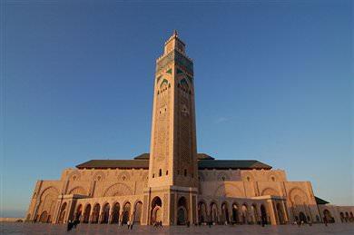 <p><strong>Hassan Camii</strong></p>

<p>Casablanca/FAS:</p>

<p>1993 yılında tamamlanan caminin minaresi,210m uzunluğu ile dünyanın en uzun minaresidir.</p>
