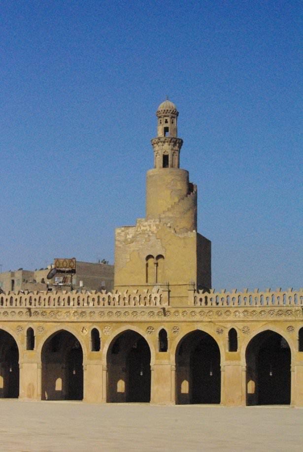 <p><strong>İbn-i Tolun Camii</strong></p>

<p>Kahire/MISIR:</p>

<p>Tolunoğulları tarafından 9.yüzyılda inşa edilmiştir.Mısır'ın en eski camisidir.Minaresi Samarra Camii'ninkine benzemekle beraber,kireç taşından yapılmıştır.</p>
