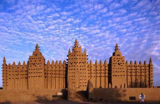 <p><strong>Cenne Ulu Camii</strong></p>

<p>Djenne/MALİ:</p>

<p>Dünyanın en büyük kerpiç camii olan Cenne cami ilk olarak 23.yüzyılda inşa edilmiştir.Batı Afrika'ya has malzemeleyle Bu sopalar,gerektiğinde tamirat için iskele vazifesi görmektedir.</p>
