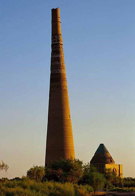 <p><strong>Kutluğ Timur Minaresi</strong></p>

<p>Ürgenç/ÖZBEKİSTAN:</p>

<p>Orta Asyanın en yüksek minaresi.(14.yy.)</p>
