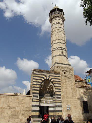 <p><strong>Halep Ulu Camii</strong></p>

<p>Halep/SURİYE</p>

<p>1090-1094 yıllarında zengiler tarafından yapılmıştır.Suriye,dört köşe minarelerin ana yurdudur.</p>
