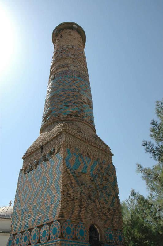 <p><strong>Siirt Ulu Camii</strong></p>

<p>12.Yüzyılda Büyük Selçuklular tarafından yapılmıştır.Tuğladan yapılmış ve fıruze çinilerle süslenmiş olup Anadolu'daki ilk çini mozaik süslemeli camidir.</p>
