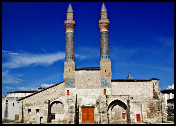 <p><strong>Çifte Minareli Medrese</strong></p>

<p>Sivas</p>

<p>Yapılış tarihi 1217.Selçuklular Anadolu'da bilhassa medreselere büyük cümle kapısı ve bu kapının üstünde yükselen çift minare yapmışlardır.Osmanlı'da bu usul tamamen terk edilmiştir.</p>
