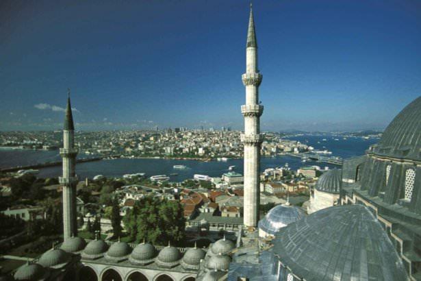 <p><strong>Süleymaniye Camii</strong></p>

<p>İstanbul</p>

<p>Caminin dört minaresindeki 10 şerefe,Kanuni Sultan Süleyman Han'ın 10.padişah olduğuna işaret etmektedir.</p>
