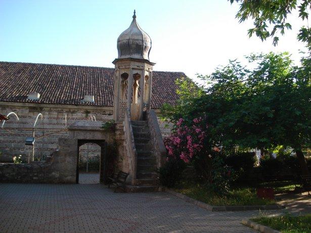 <p><strong>Sokullu Mehmed Paşa Mescidi</strong></p>

<p>İstanbul</p>

<p>16.asırda inşa edilen bu mescidin minaresi,minber şeklindeki minarelerin en güzel örneklerinden biridir.</p>
