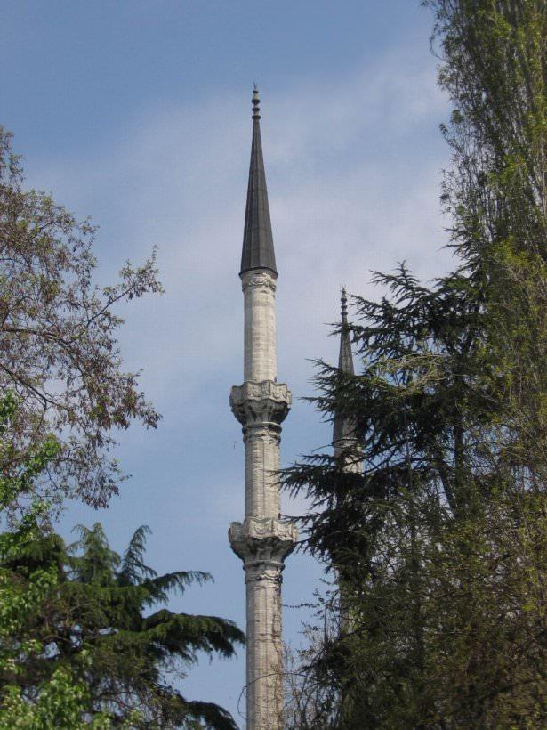 <p><strong>Nusretiye Camii</strong></p>

<p>İstanbul</p>

<p>Mimar Sinan minarelerine göre çok daha incedir. İlk başta daha kısa olan Nusretiye Camii minareleri,mahyalar denizden görülemediği için yükseltilmiştir.</p>
